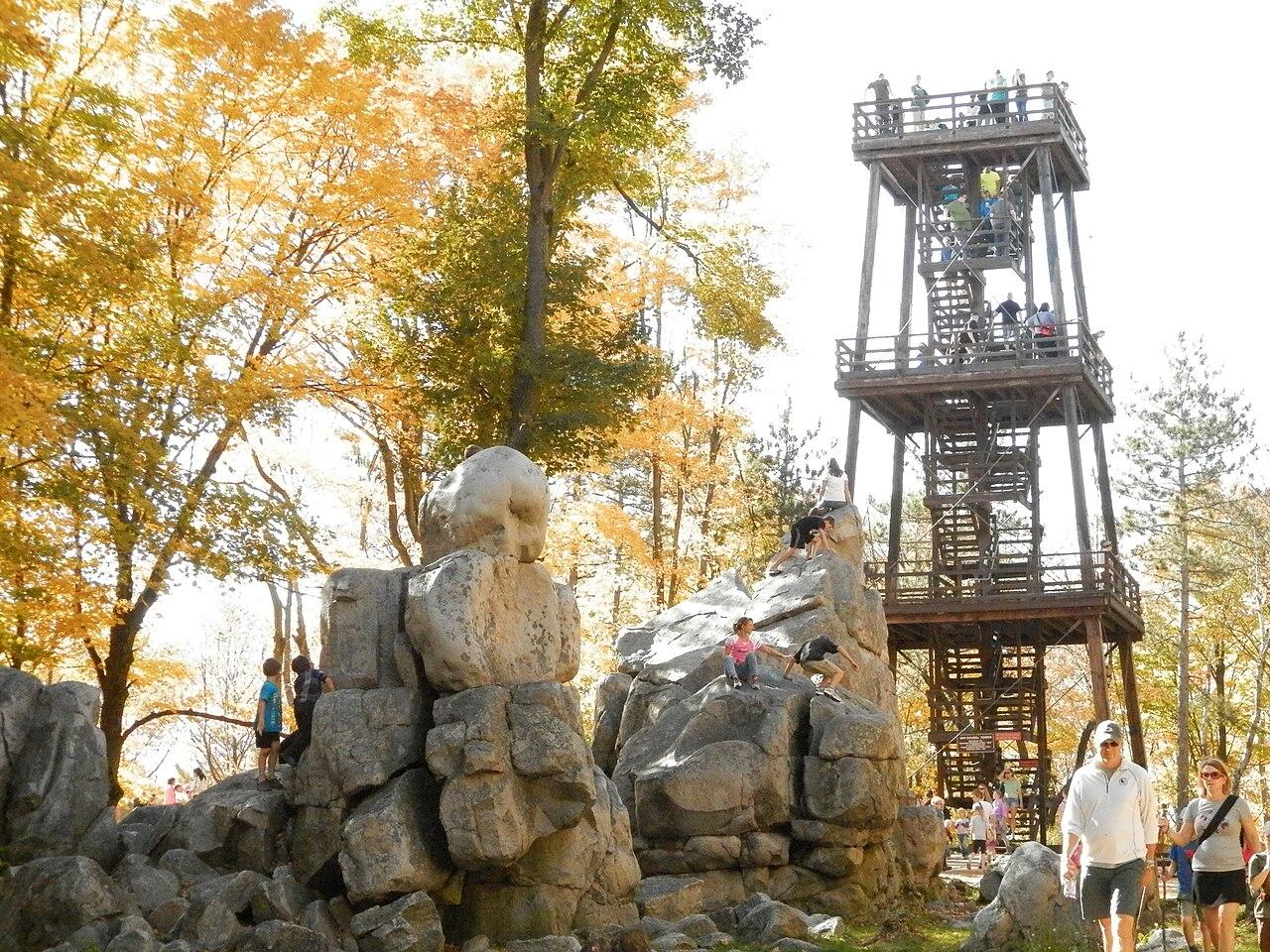 English: The highest point on Rib Mountain is at the top of the rock formation nearest the tower