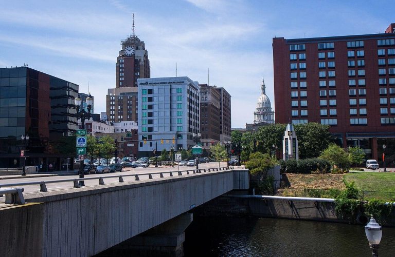 English: Downtown Lansing as seen by looking west from the Lansing Center along Michigan Avenue.