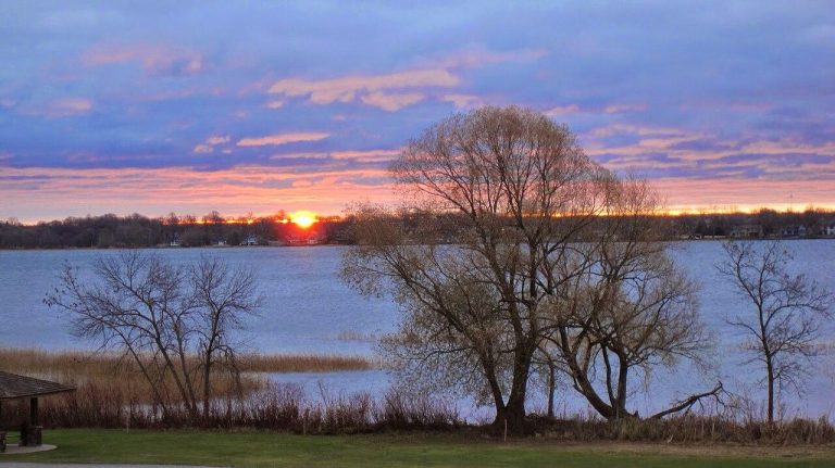 English: Sunrise in lake Darling MN. Taken from Arrowhead resort.