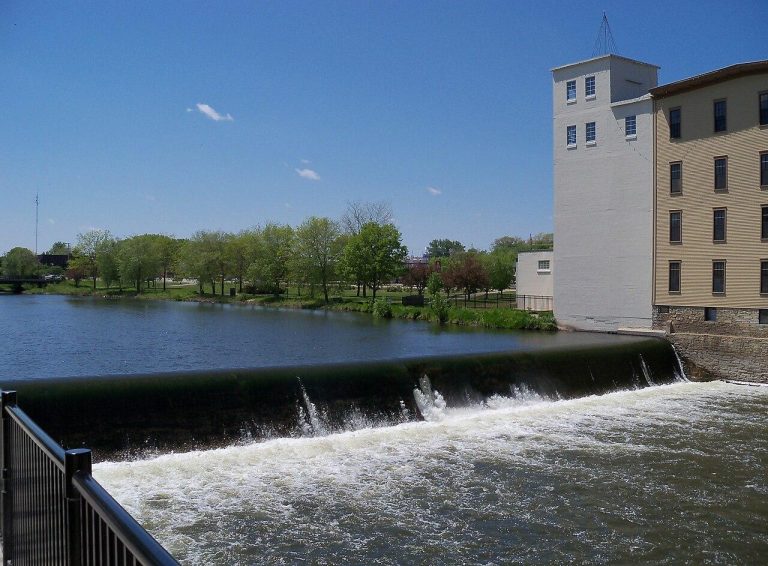 English: Small waterfall in Northfield, Minnesota.