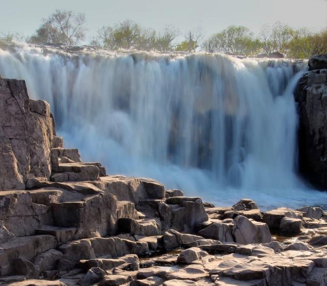 English: View of one of the falls at Sioux Falls Park, Sioux Falls, South Dakota, USA.