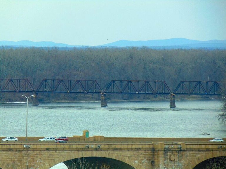 A railroad bridge going over the Connecticut River in Hartford, Connecticut